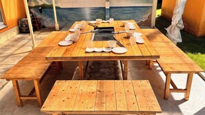 ・[BBQ Terrace] Equipped with a large table with a grill in the center. Perfect for large groups or trips with a three-generation family.