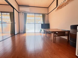 ・[Guest room] A living room where everyone can spend time together. TV and air conditioning make your room comfortable.