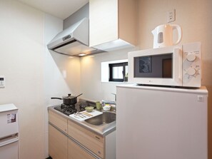 ・[Triple/Kitchen] You can cook as usual♪ We have prepared pots, cutlery, tableware, etc.