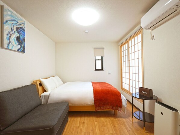 ・[Triple/Living] A room that serves as a living room and bedroom. Air conditioning is also available for a comfortable stay.