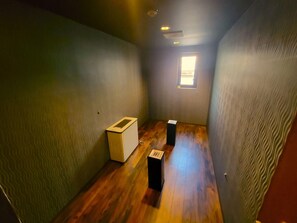 Smoking space (main building 1st floor)