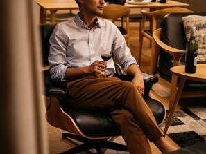 ・[Twin/Deluxe] Why not enjoy a glass of wine in the spacious living room?
