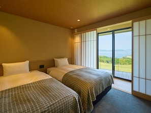 ・[Twin Deluxe Common] Enjoy an elegant time overlooking the golf course and Seto Inland Sea from your bedroom