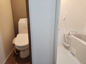 Bath/Toilet: Shower Shampoo & Conditioner/Body Soap/Wash Toilet