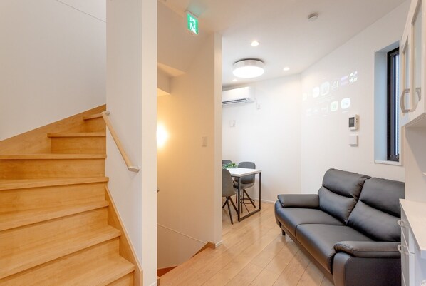 Living room (2nd floor)