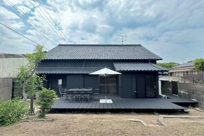 There is a spacious deck in the backyard. Enjoy the leisurely pace of Kamiminato. (It is a very quiet town. Please end BBQs and outdoor conversations by 9 p.m.)