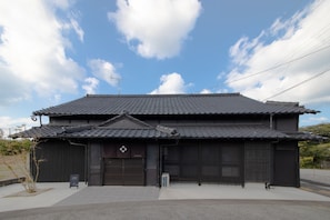 This is a modern Japanese old folk house with the main color "Sumi-iro", and the entire house can be reserved for private use.