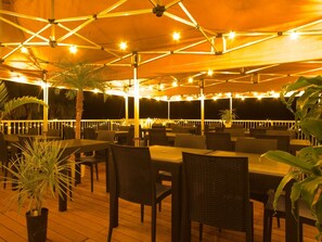 ・[Terrace] Enjoy a blissful moment while feeling nature on the rooftop terrace overlooking the ocean. The warm atmosphere soothes your soul