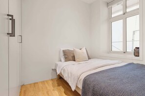 Bedroom: 140' bed and ample wardrobe space for your convenience!