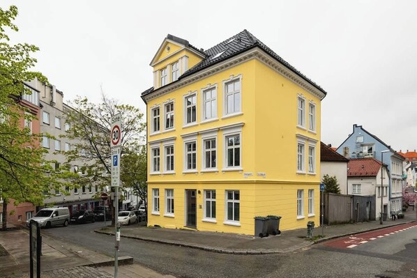 Welcome to Bakkegaten!

Located in a lovely cobblestone street in historical Sandviken!