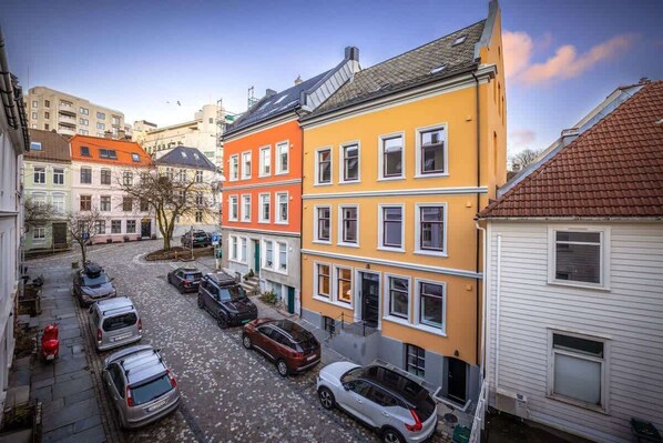 Welcome to Nedre Gartnergaten!

This accommodation is located in the heart of the city center, yet in a sheltered and cozy environment. It's the perfect place to accommodate when exploring the city of Bergen!