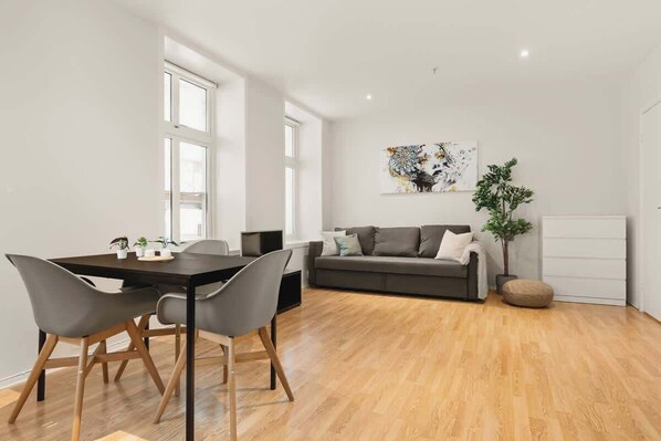 Welcome to Bakkegaten!

Newly renovated and stylishly decorated space, designed with our Airbnb guests in mind.