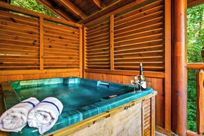 Outdoor spa tub