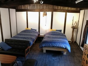 ・[Bedroom] The second floor of a warehouse that was built over 100 years ago will be used as a bedroom. It has a nice atmosphere with fine pillars and beams.