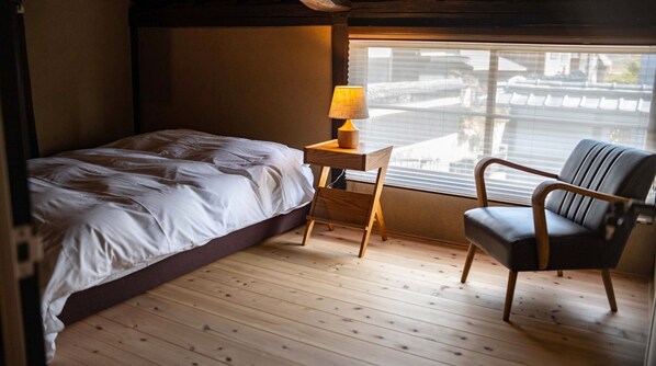 ・[Kawaracho 2F Bedroom] A bedroom where you can feel the warmth of an old folk house and the calmness of wooden construction.