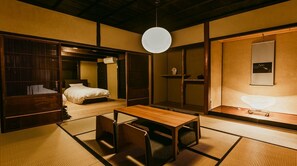 ・[Kawaracho Japanese-style room] The tatami room and bedroom are connected and separated by a lattice door.