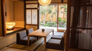 ・[Kawaracho Japanese-style room] The view of the courtyard that extends beyond the large window is very beautiful