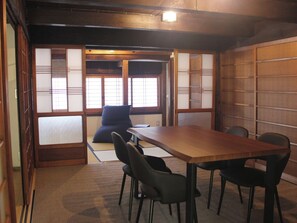 ・[Honmachi Connecting Room] You can adjust the ventilation by opening the partition in the front room.