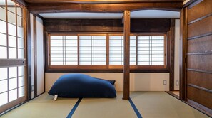 ・[honmachi front room] A front room that is directly connected to the entrance. It has a floor plan unique to old folk houses.