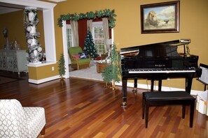 Parlor / Music room