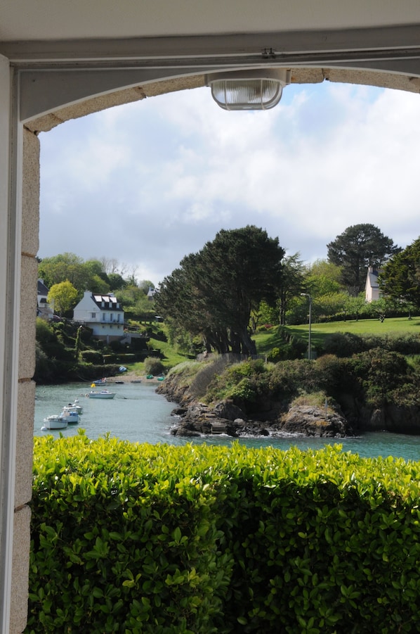 Vue depuis le salon et la terrasse avant