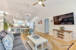 Living Room | Single-Story House | Free WiFi | Smart TV | Central Heating & A/C