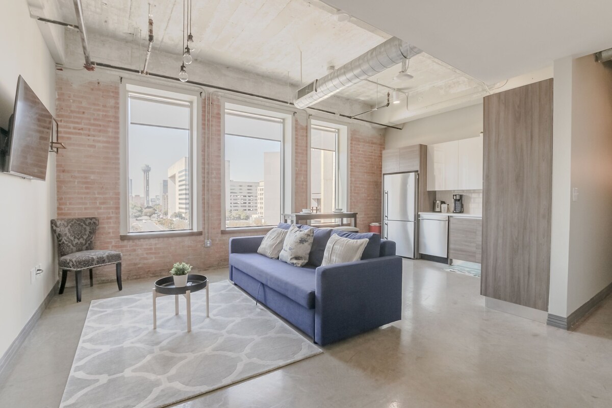 Amyfinehouse King Suite 2BR Loft in Downtown Dallas with Pool+Views+Valet