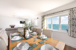 Chy an Mor, First Floor: Spacious dining area seating eight guests