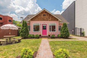 Incredible location! Hang out in the front yard and wave at the tour buses and pedal taverns as they pass by.  Keep an eye out for famous musicians and songwriters coming in and out of the music labels and recording studios next door!!