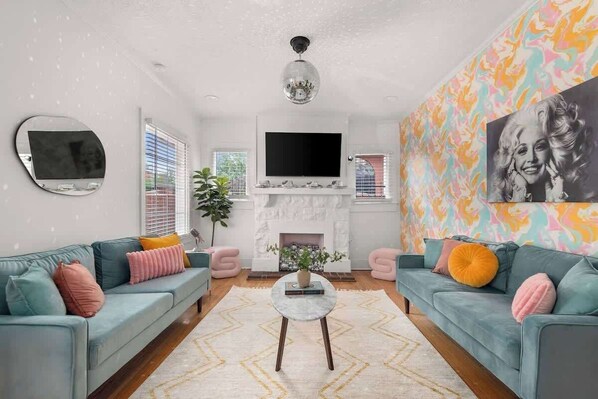 The Dolly House on Music Row is one of Nashville's top group accomodations.  Experience more out of your trip in this Dolly inspired creation!STRP # 2023028004 