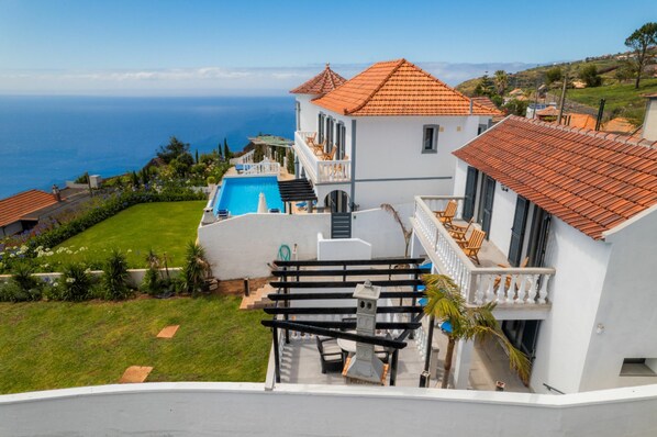 BLUE SEA TOWER & BLUE OCEAN COTTAGE. SLEEPS MAXIMUM OF 10 PEOPLE