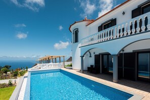 LARGE HEATED POOL 10m X 4m