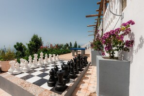 GARDEN CHESS & TABLE TENNIS