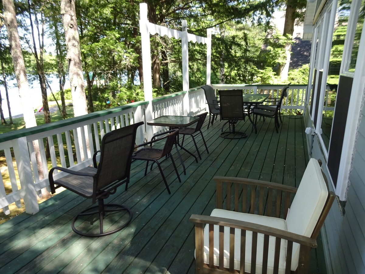 Wonderful pet-friendly waterfront home on Sebago Lake Basin in Standish