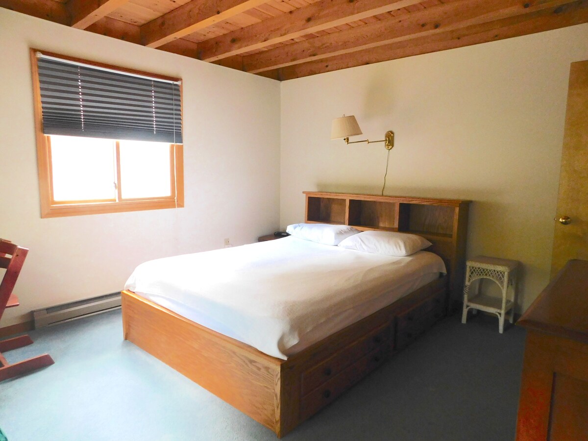 Serene Frye Island cottage with spectacular mountain and sunset views!