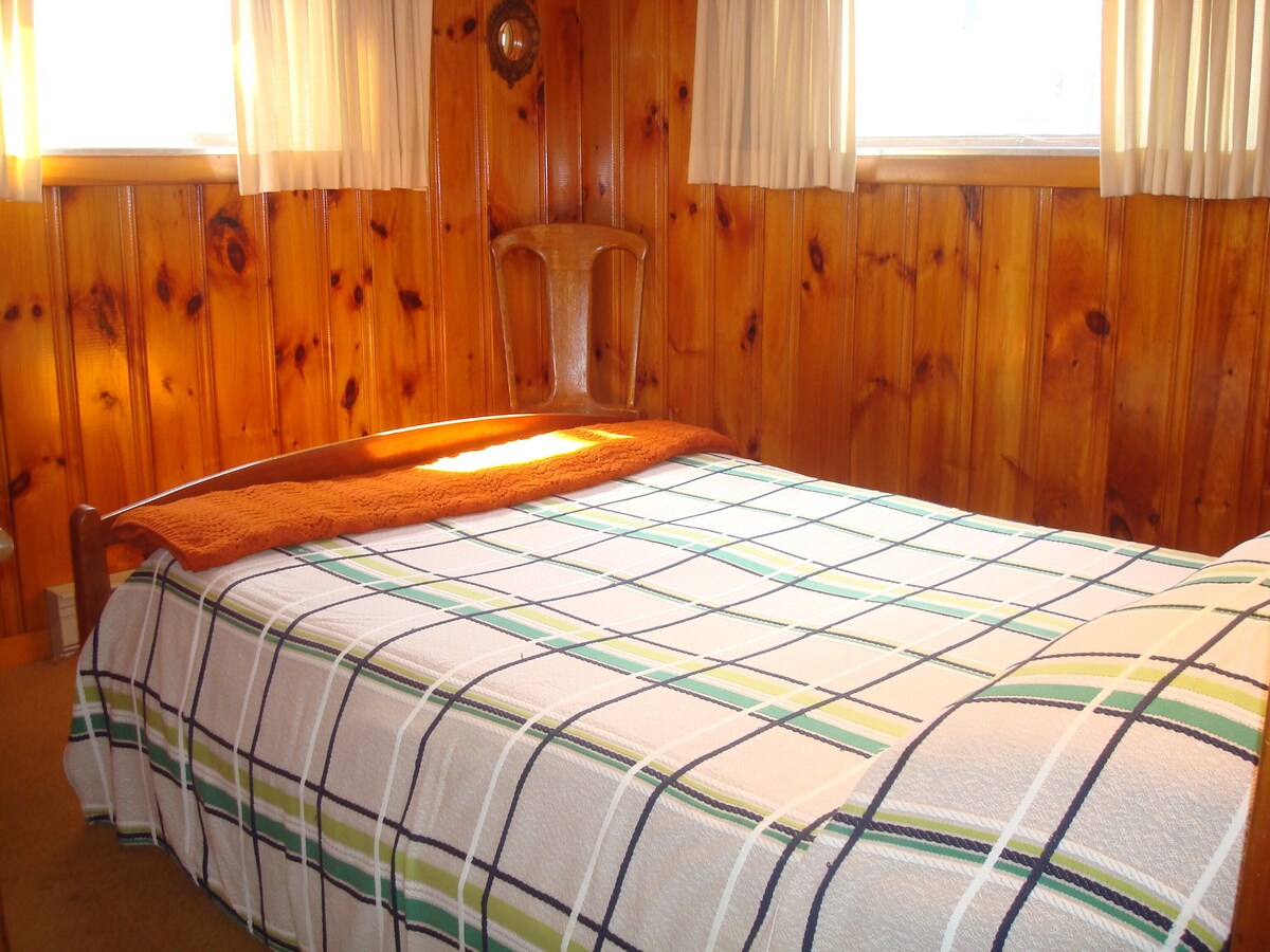 Cozy cottage on Sebago Lake with amazing views and excellent swimming!