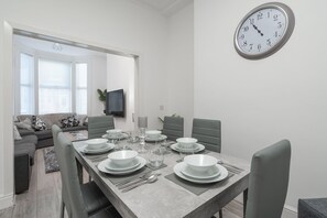 DINING ROOM / LIVING ROOM