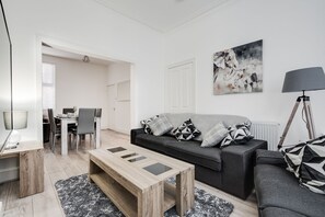 LIVING ROOM / DINING ROOM