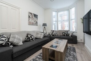 LIVING ROOM (2)