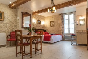 Salle à manger (Studio - 1er étage)