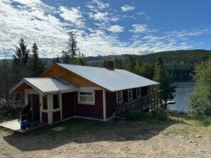 The front of the house with lake backdrop.