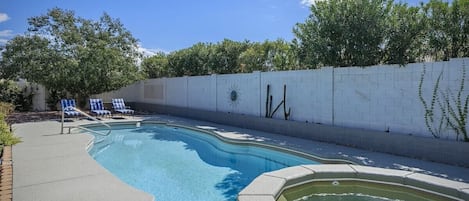 Beautiful pool & hot tub oasis!