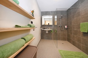 Ebenerdige, großzügige Dusche