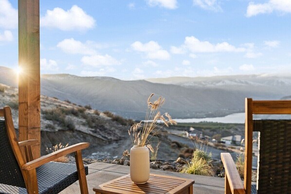 Outlook Cabin features a beautiful viewing deck looking over the Columbia River and the Rolling hills of Entiat