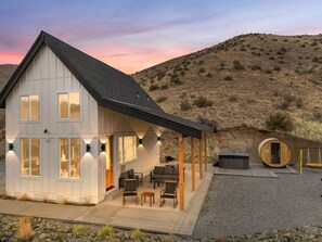 New Outlook cabin perched atop of the Hills just inside Entiat, Enjoy the wildlife around you 