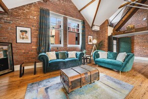 Bands Warehouse VI, Liverpool - Host & Stay
