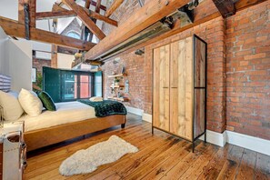 Bands Warehouse VI, Liverpool - Host & Stay
