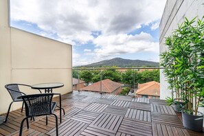 Breathtaking views await you on this balcony, featuring a 2-seater and table to fully enjoy the scenery.