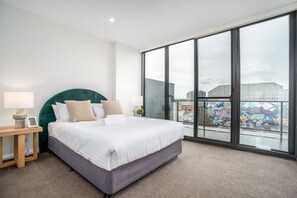 Indulge in a queen-size bed outfitted with elegantly laundered linen, providing a clean and comfortable retreat.