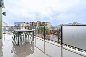 Relax on your private balcony with comfortable seating and enjoy stunning views of Braddon’s vibrant cityscape.